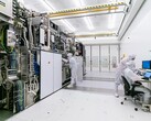 Científicos chinos crean un láser DUV de estado sólido que podría transformar la fabricación de chips. En la imagen: Trabajadores trabajando en el interior de la sala blanca de ASML (Fuente de la imagen: ASML)