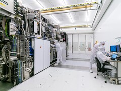 Científicos chinos crean un láser DUV de estado sólido que podría transformar la fabricación de chips. En la imagen: Trabajadores trabajando en el interior de la sala blanca de ASML (Fuente de la imagen: ASML)