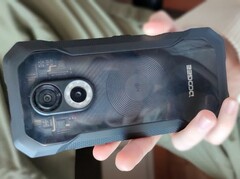 Doogee S61 Pro con cubierta trasera transparente (Fuente: Propia)