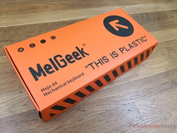 Diseño de embalaje industrial naranja a juego con el teclado