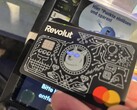 Utilizamos la tarjeta Revolut con los ojos iluminados para pagar en un terminal sin contacto