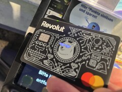 Utilizamos la tarjeta Revolut con los ojos iluminados para pagar en un terminal sin contacto