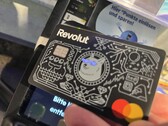 Utilizamos la tarjeta Revolut con los ojos iluminados para pagar en un terminal sin contacto