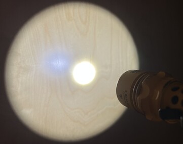 Un punto de luz bastante concentrado y brillante proporciona un gran alcance