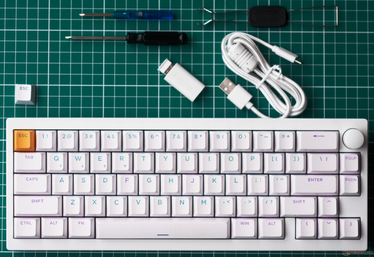 Teclado Lemokey P2 HE y accesorios incluidos