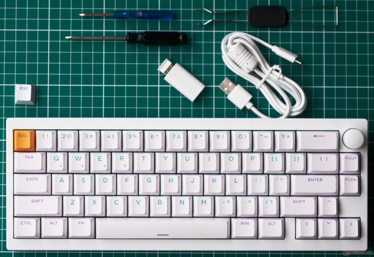 Teclado Lemokey P2 HE y accesorios incluidos