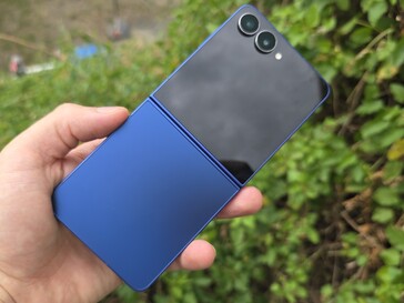 Reseña del Samsung Galaxy Z Flip7. (Fuente de la imagen: Marcus Herbrich)