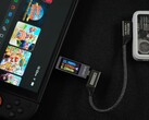 Nintendo Switch 2 recibiendo energía de una batería externa IceMag, conectada mediante un cable Genki USB-C y un medidor de energía en línea (Fuente de la imagen: ETA Prime en YouTube)