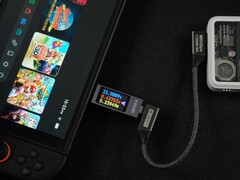 Nintendo Switch 2 recibiendo energía de una batería externa IceMag, conectada mediante un cable Genki USB-C y un medidor de energía en línea (Fuente de la imagen: ETA Prime en YouTube)