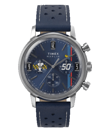 Primer plano de la esfera del reloj en el que se aprecian a Snoopy y Woodstock, tres subesferas de cronógrafo, una escala taquimétrica y rayas verticales de carreras.