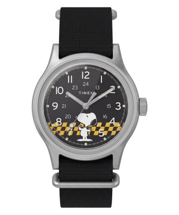 Vista frontal del Peanuts x Timex MK1, en la que se aprecian su esfera negra, los números arábigos, las agujas y los índices luminosos, así como el dibujo de Snoopy a cuadros.
