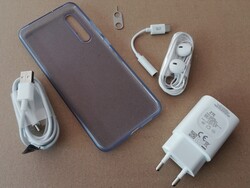 Una mirada a los accesorios que ZTE incluye con el Axon 10 Pro