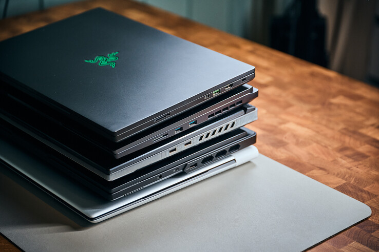 Razer Blade 16 (lector de tarjetas, USB-C, USB-A, HDMI 2.1), XMG Neo 16 (lector de tarjetas, 2 x USB-A), ROG Scar 16 (2 x USB-A), Legion Pro 7 (conector de audio, interruptor de apagado de la cámara, USB-A)