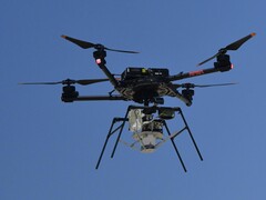 Un avión no tripulado que transporta el paracaídas (Fuente de la imagen: NASA y Christopher LC Clark; recortada)