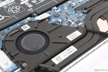 La solución de refrigeración consiste en un único ventilador de ~60 mm y dos tubos de calor cortos de cobre