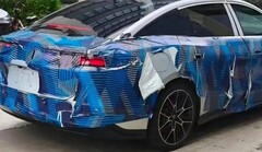 Prototipo camuflado del BYD Han de tercera generación, fotografiado por la comunidad de aficionados a BYD «Di Fen Zhi Jia».