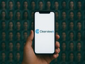 Smartphone con Clearview AI en él, base de datos de rostros en segundo plano (Fuente de la imagen: generada por AI)