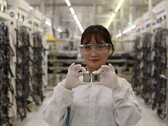 Los procesadores Alder Lake-S son enormes en comparación con sus predecesores. (Fuente de la imagen: Intel)