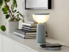 La lámpara portátil IKEA BETTORP LED tiene una base con dos almohadillas de carga inalámbrica de 5 W. (Fuente de la imagen: IKEA)