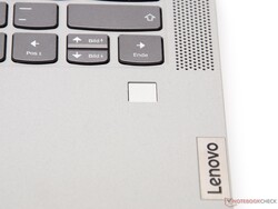 El sensor de huellas dactilares está situado en una posición fácilmente accesible debajo del teclado.