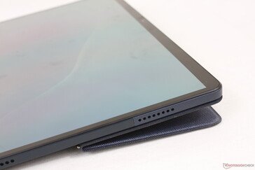 Biseles de pantalla más estrechos que la mayoría de los Chromebooks en sus cuatro lados. La cubierta trasera se adhiere a la tableta magnéticamente