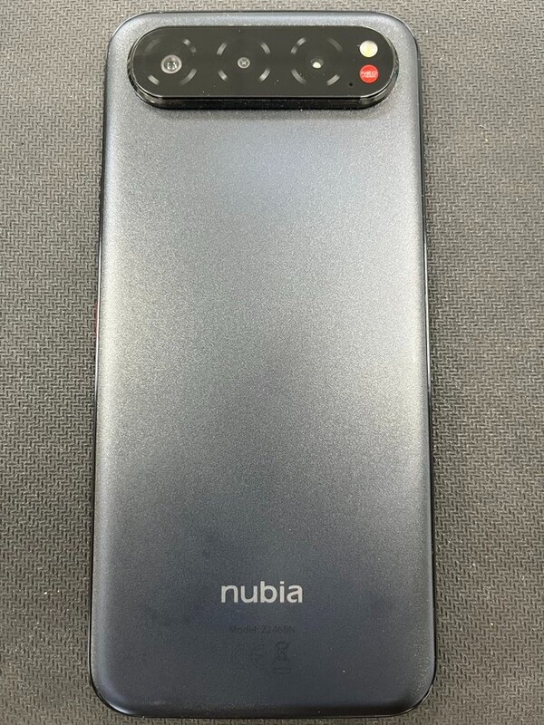 Una foto en vivo del Nubia Air que muestra su parte trasera curvada con un acabado metálico. (Fuente de la imagen: Evan Blass)