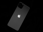 La parte trasera de un iPhone con el logotipo de Apple sobre un fondo negro