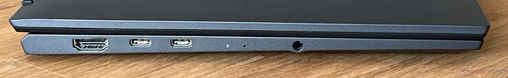 Izquierda: HDMI 2.1, 2x USB-C 4.0 con Thunderbolt 4 (40 GBit/s, modo DisplayPort ALT, Power Delivery 3.0), audio de 3,5 mm