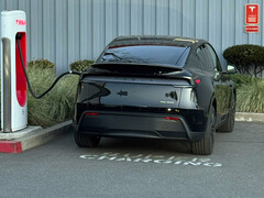 El nuevo color Diamond Black Model Y es brillante de lejos pero más complejo de cerca. (Fuente de la imagen: Sawyer Merritt/X)