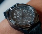 Un primer plano del Citizen Nighthawk CA0897-04H con su esfera de color gris oscuro.