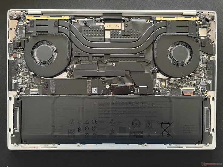 Dell XPS 14 para comparar. La solución de refrigeración se altera ligeramente si se configura con gráficos RTX 4050