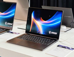 El MSI Prestige 13 de nueva generación pesa menos de un kilogramo. (Fuente de la imagen: ETA Prime, YouTube)