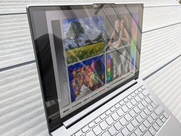 Lenovo ThinkBook Plus Gen2 en uso exterior