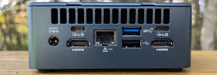 Trasera: Entrada de CC, 2x USB4 (40 Gbps, DisplayPort), 2x HDMI 2.0, Ethernet (2,5 G), 1x USB-A 3.2 Gen 2 (10 Gbps), USB-A 2.0