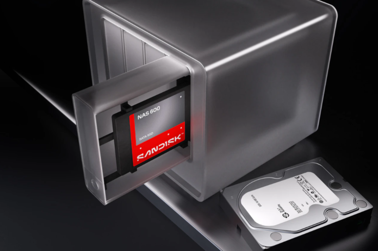 SSD SATA Sandisk NAS 600 mostrado en una bahía de unidad NAS junto a un disco duro4