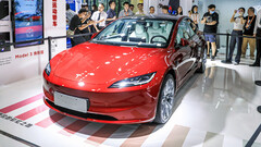 El Model 3 Highland en una sala de exposición de Pekín (imagen: Tesla China)