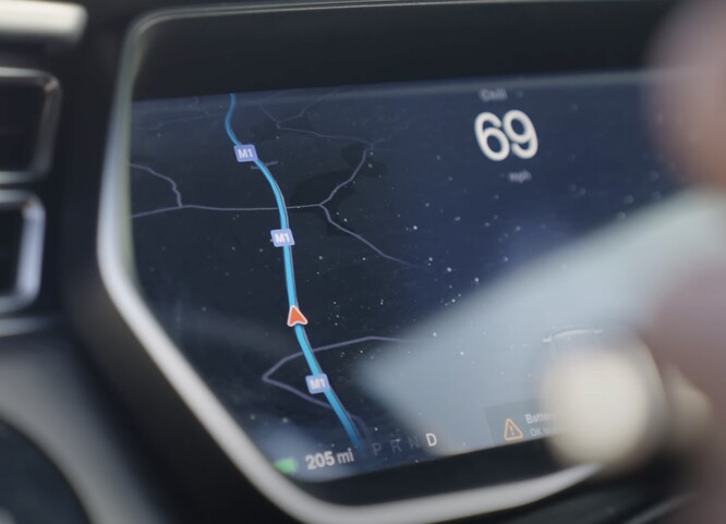 El Model S estimó inicialmente una autonomía de 205 millas, probablemente basándose en el estilo de conducción económica de Paul. (Fuente: AutoTrader vía YouTube)