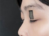 Una imagen del sensor en el párpado de una persona (Fuente de la imagen: Jun Chen Lab/UCLA; recortada)