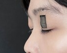 Una imagen del sensor en el párpado de una persona (Fuente de la imagen: Jun Chen Lab/UCLA; recortada)
