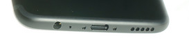 abajo: clavija 3.5-mm, micrófono, puerto USB-C, altavoces