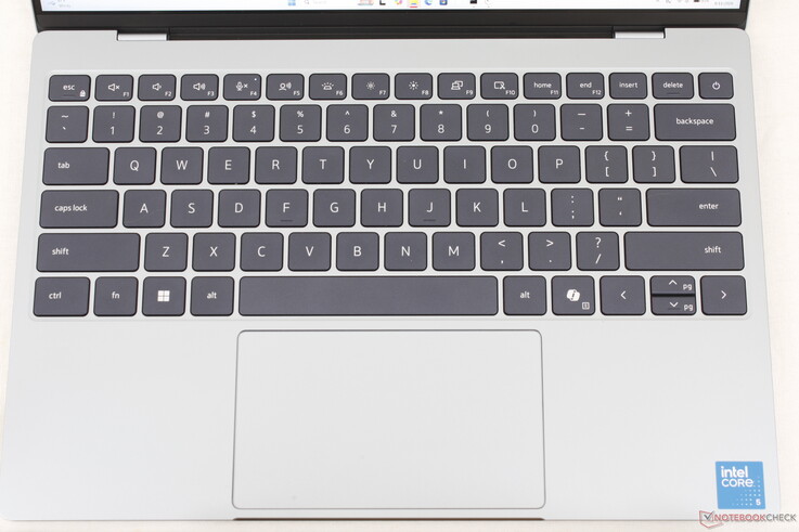 Con unas dimensiones aproximadas de 12 x 7 cm, el panel táctil puede resultar algo estrecho, especialmente al desplazar el cursor verticalmente