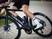 La bicicleta eléctrica Canyon Endurace:ONfly (en la imagen) tiene un fino mando montado en el manillar que cambia de modo y muestra el estado de la asistencia. (Fuente de la imagen: Canyon)