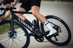 La bicicleta eléctrica Canyon Endurace:ONfly (en la imagen) tiene un fino mando montado en el manillar que cambia de modo y muestra el estado de la asistencia. (Fuente de la imagen: Canyon)