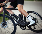 La bicicleta eléctrica Canyon Endurace:ONfly (en la imagen) tiene un fino mando montado en el manillar que cambia de modo y muestra el estado de la asistencia. (Fuente de la imagen: Canyon)