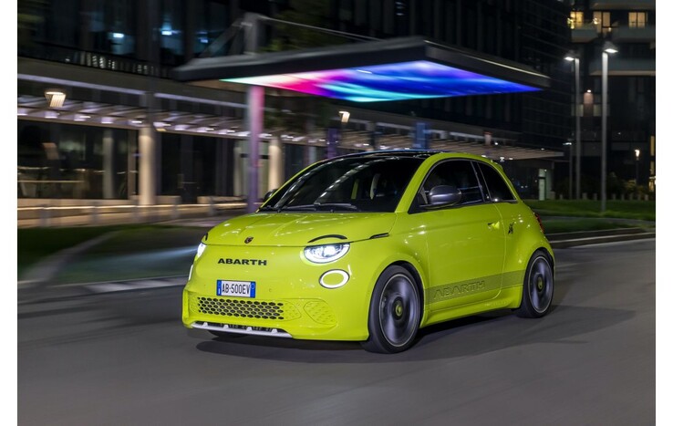 El nuevo Abarth 500e en verde ácido. (Fuente: Abarth)