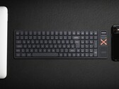Teclado mecánico inalámbrico Iqunix Magi96 en un escritorio con otras tecnologías