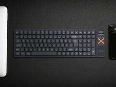Teclado mecánico inalámbrico Iqunix Magi96 en un escritorio con otras tecnologías