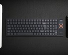 Teclado mecánico inalámbrico Iqunix Magi96 en un escritorio con otras tecnologías