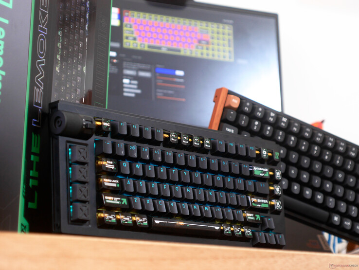Tapas de teclas brillantes en el teclado Lemokey L1 HE sobre un escritorio frente a un portátil y el teclado K4 HE