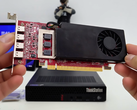 Una imagen de la GPU AMD RX7400 sobre una ThinkStation de Lenovo.
